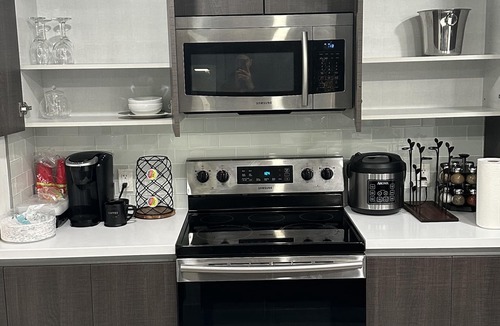 Garden Isles Condo | Artsy luxurious cozy vacation home with great views and by beach !