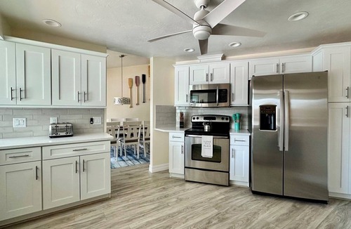 Bright Water House | As Seen on Hgtv's House Hunters! Near Beach, Pet Friendly & Pool, Sleeps 8