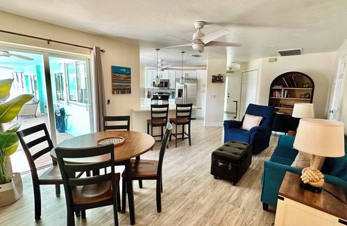 Bright Water House | As Seen on Hgtv's House Hunters! Near Beach, Pet Friendly & Pool, Sleeps 8