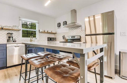 South Pensacola House | Aviator Pad: Walk Downtown from this Coastal Bungalow w/Pet-Friendly Backyard