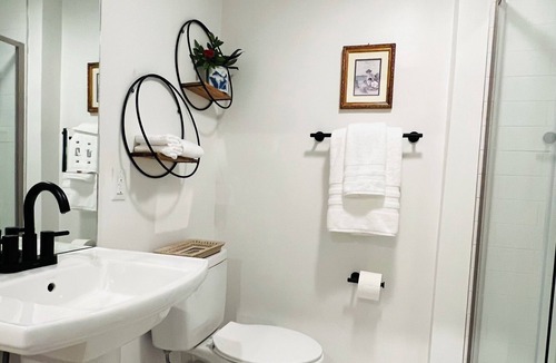 Biloxi Hotel | Azalea Suite at The Mockingbird Inn