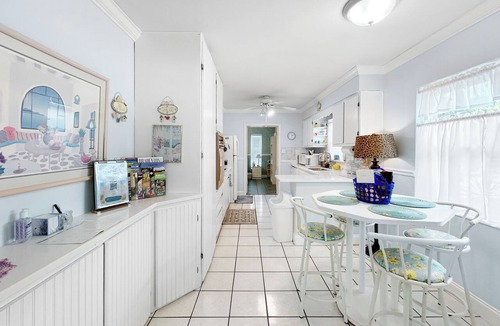 South Bradenton House | Azure Bungalow: Pool, Gazebo, & Beach Vibes, A/C, 15 mins from Anna Maria Island