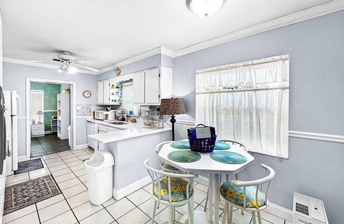 South Bradenton House | Azure Bungalow: Pool, Gazebo, & Beach Vibes, A/C, 15 mins from Anna Maria Island