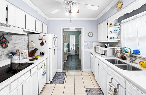 South Bradenton House | Azure Bungalow: Pool, Gazebo, & Beach Vibes, A/C, 15 mins from Anna Maria Island