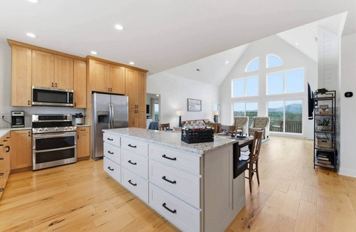 Calhoun House | *Back2School* Peaceful Private Mountain View Home