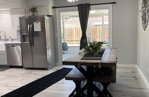 South Daytona House | Backyard , washer and dryer, four smart TVs°Full Kitchen°free Parking°King