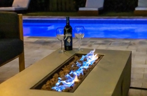 Dania Beach House | BaeCation Dania! Near Fort Lauderdale Airport, beach & casino! pool & jacuzzi!