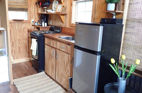 Fairhope Cabin | Bass-kin on the RIver-Tiny House in F'hope-Waterfront-Kayaks-38min to Gulf
