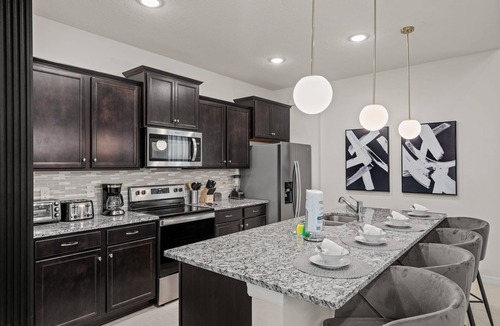 Davenport House | Batman's Cave: PVT Pool with TV, BBQ & Epic Game Room!