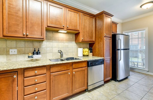 Mid City South Condo | Baton Rouge Condo w/Community Pool: 6 Mi to LSU!