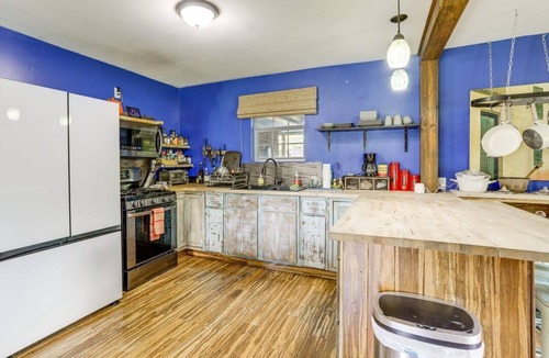 Park Forest - LA North House | Baton Rouge Home Getaway with Hot Tub & Pool Close to LSU