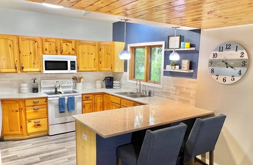 Baxter Cabin | Baxter Beach House: Enjoy year-round activities/events in a cozy lakeside cabin.