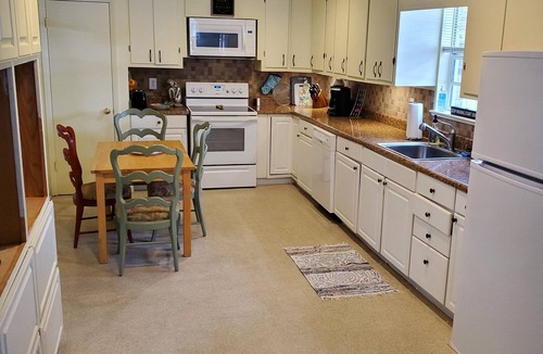 Gulf Breeze Cottage | Bay Cottage w Pier Fishing Dog Friendly