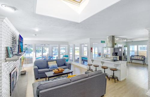 Woodlawn House | Bay Shore - Pool - Bay Access - Boat Rental