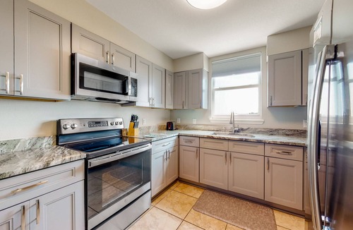 Fort Morgan Condo | Bay View Condo with Private Balcony, AC, WiFi & Access to Shared Hot Tubs/Pools