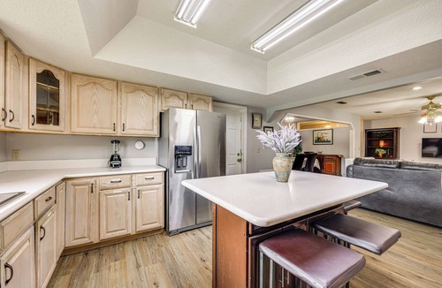 Edgar House | BBQ Ready: Hawthorne Home w/Screened-In Patio