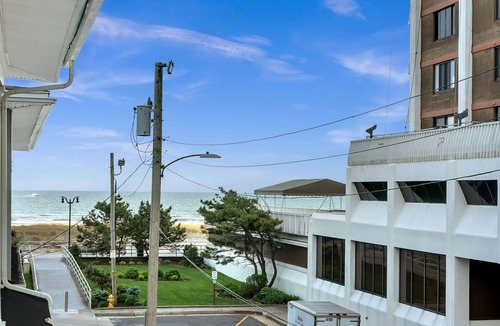 Atlantic City House | Beach Block SHORE HOUSE 7BR Sleeps 16 Hot Tub! Ocean Views & Steps to Boardwalk