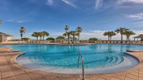 Fort Morgan Apartment | Beach Club B1701 Beachfront Corner Resort Arcade Pools Hot Tubs