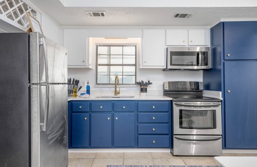 Biltmore Beach Cottage | Beach Cottage FOR 6 🏖Walk 2 Beach🏖 w/KING BED & Putting Green -Pets Welcomed!