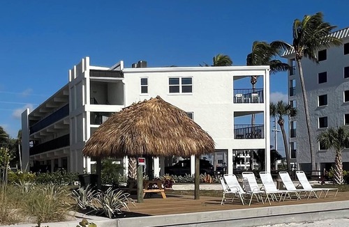 Mid Island Condo | Beach Front 1-bedroom condo mid island Fort Myers Beach