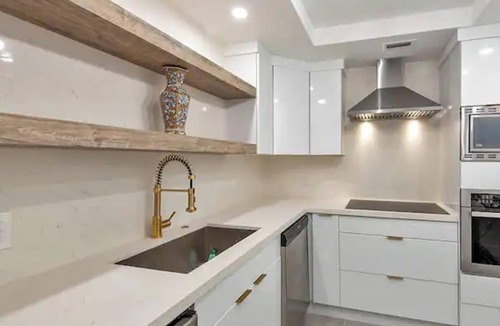 Hollywood South Central Beach Apartment | Beach home 2 Bed/2 Bath w/King bed at Sian