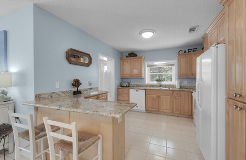 Villa Primera House | Beach Like a Local- Beach House- Private Pool 3/2 - Pet Friendly