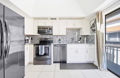 Siesta Key Village Ski Chalet | Beach Rd, 300ft to Beach Access & 500ft to Siesta Key Village, 2bdr