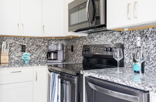 Siesta Key Village Ski Chalet | Beach Rd, 300ft to Beach Access & 500ft to Siesta Key Village, 2bdr