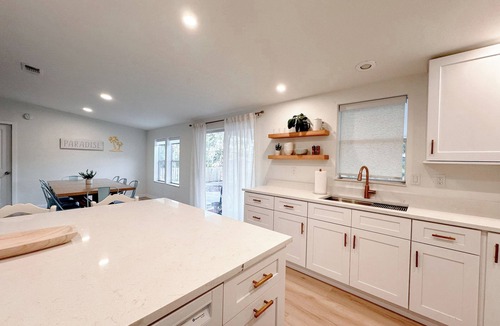 Iona House | Beach Volleyball + Hot Tub | Private Family Oasis. Sleeps 12