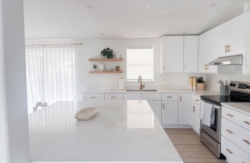 Iona House | Beach Volleyball + Hot Tub | Private Family Oasis. Sleeps 12