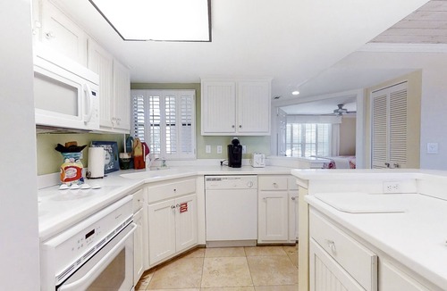 Amelia City Condo | Beachfront condo with outdoor pool, patio & washer/dryer - dog-friendly