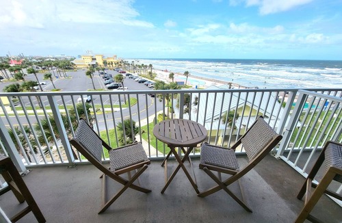 Lenox Park Apartment | Beachfront Deluxe studio- Ocean Views!