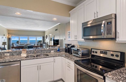 Redington Shores Condo | Beachfront Getaway at San Remo 207 | Renovated 3BR Condo with Pool & Gulf Views in Redington Shores