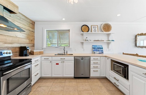 Indian Pass House | Beachfront w/Screened Porch | Dogs Allowed