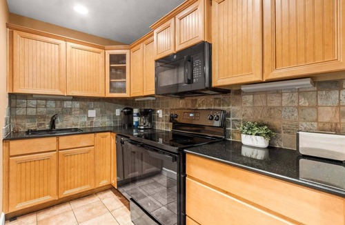 Crescent Beach Condo | Beachside Ground Floor Walkout. Heated Pool. BBQ Grills ☀️