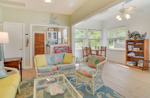 Tarpon Springs Cottage | Beachy Tarpon Springs Retreat w/ Shared Pool!