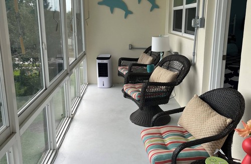 Seminole Condo | Beautiful 2 bedroom, 1 bath condo close to Madeira beach, great amenities!