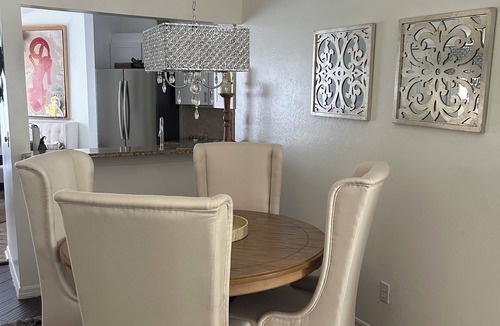 Naples Condo | Beautiful 2-bedroom/2-bath condo with AC close to beach & shopping in Naples