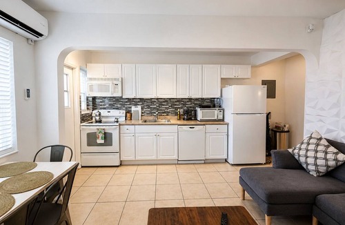 Royal Poinciana House | Beautiful 2-bedroom house with AC in cool Hollywood - Olivia's White Haven