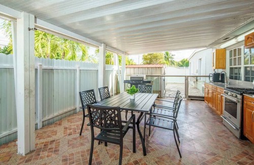 Hialeah Villa | Beautiful 7-Bedroom Villa with Pool