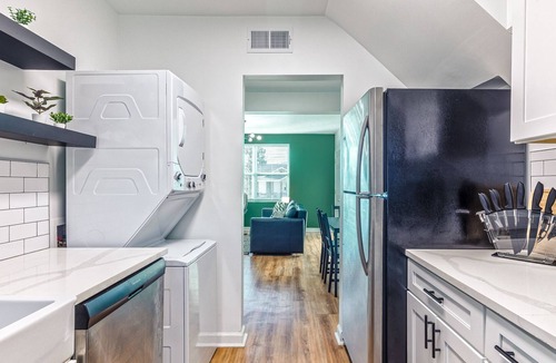 Downtown Memphis Apartment | * Beautiful Botanical Suite in the MEDICAL DISTRICT with FREE PARKING *