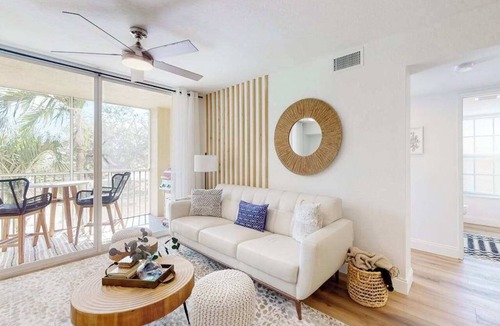 Winkler Condo | Beautiful bright condo with a balcony & W/D - pool, gym, and game room access