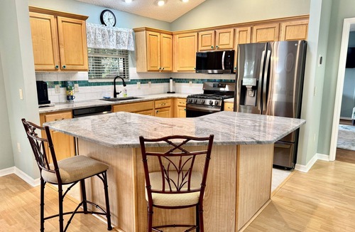 Liberty Park House | Beautiful Bungalow - 3/2 w/Golf Cart in The Village of Liberty Park SMALL DOG Accepted - Max 1x 20-25lbs