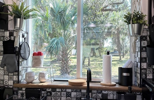 Nichols RV Rental | Beautiful Container Home in Lithia, FL for 4 people.