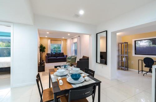 Coral Way Villa | Beautiful, fully furnished 2bed 1bath house - 5 minute walk to Miracle Mile Downtown Coral Gables