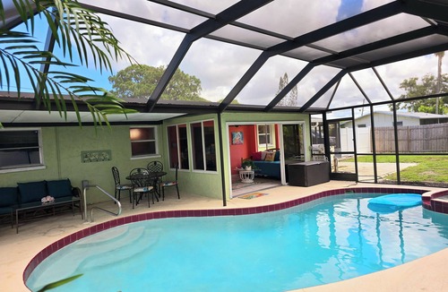 South Venice House | Beautiful heated pool & spa home, walk to Shamrock Park and close to beaches.