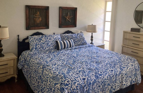 Park Shore House | Beautiful Home /Pool/ Walk to Private Beach/ Venetian Village