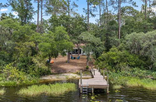 Hawthorne House | Beautiful Lake House on Lake Star
