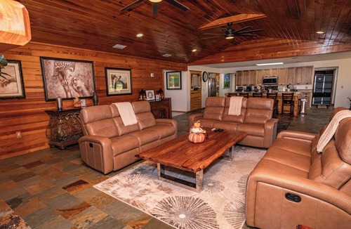 Boys Ranch House | Beautiful Log Home 5mi from Suwanee Music Park!