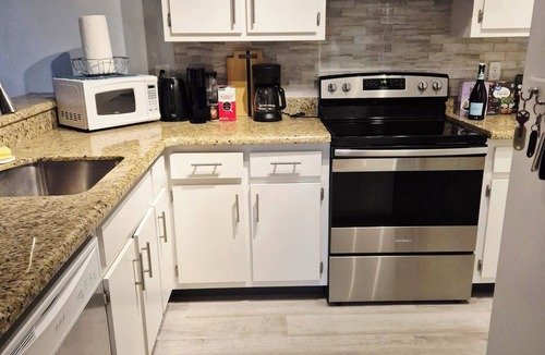 Biggar House | Beautiful place pickleball close to Costco and all restaurants 7 mins beach.